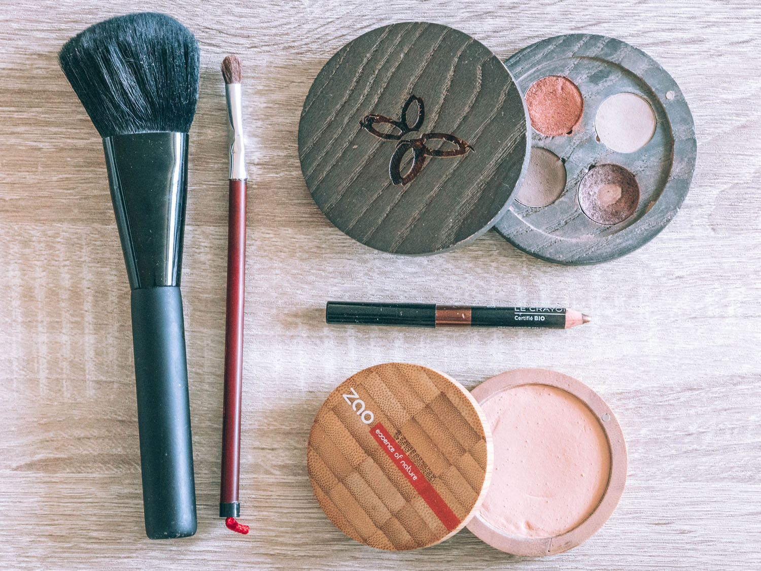 un dentifrice une brosse à dents un savon solide un shampoing solide un déodorant solide